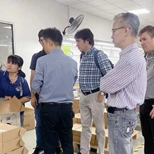 Customers From Colombia Visit ILUMA Factory